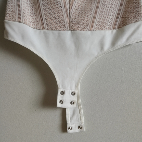 DYNAMITE Sleeveless V-Neck Lace Bodysuit - Picture 5 of 7